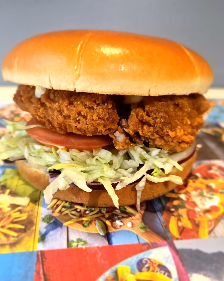 Burger z panierowanym kurczakiem
