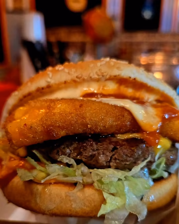 Burger z krążkiem cebulowym i serem