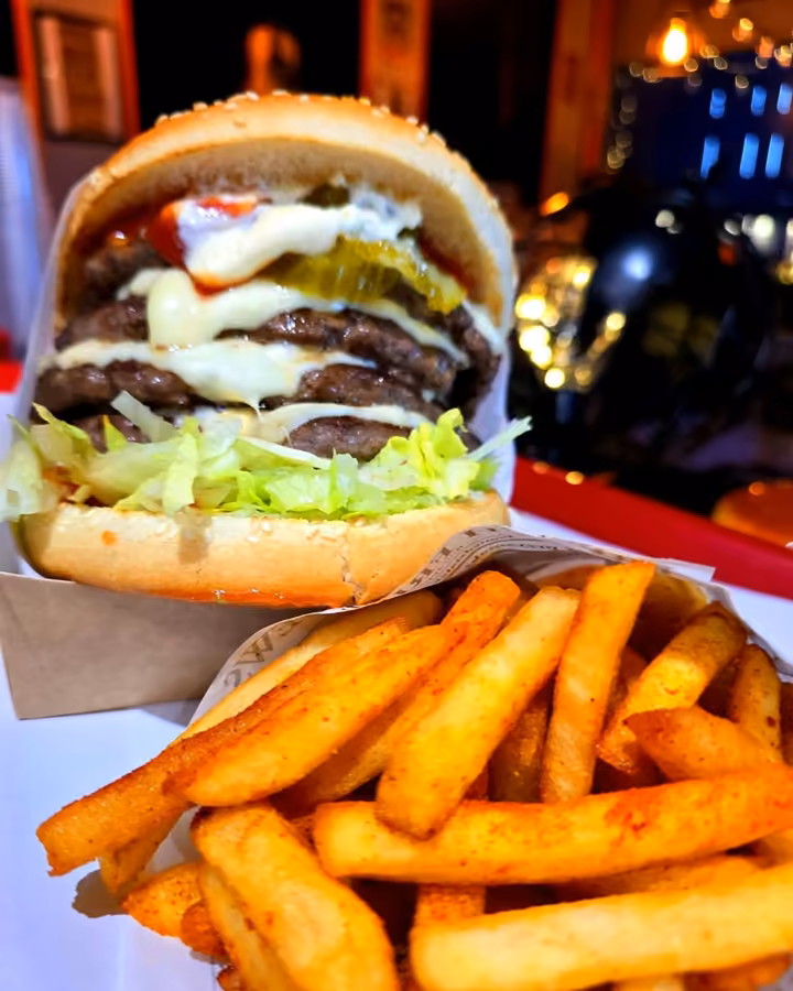 Burger z podwójną wołowiną i frytkami